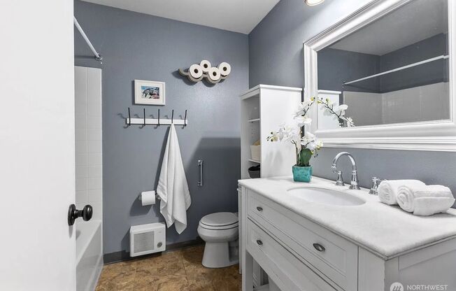 3 beds, 1 bath, $2,700, Unit UNIT 102