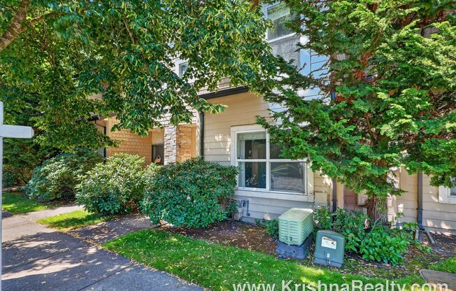 Charming 3 BD 2 BA Townhome Located in Hillsboro's Briarcreek Community | Recently Updated! | Main-Level Bedroom & Full Bath | Great Private Patio!*