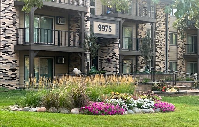 2 beds, 1.5 baths, 976 sqft, $1,525, Unit 9975-101