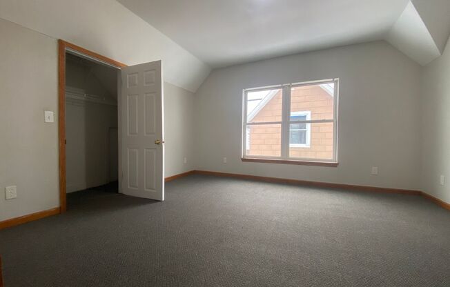 2 beds, 1 bath, $990, Unit UNIT 2