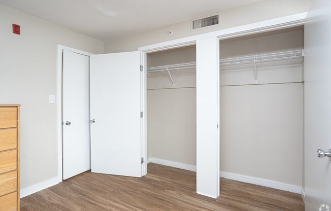 Large closets closet space open kitchen Quartz Plank Flooring Waterfront park pool stainless steel appliance waterfront dishwasher spacious walkable to Brown University RISD Downtown Providence College Hill Rhode Island State House MBTA Commuter Rail T-Stop Rhode Island School of Design