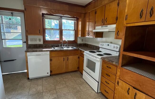 2 beds, 1 bath, 903 sqft, $1,290, Unit E-6