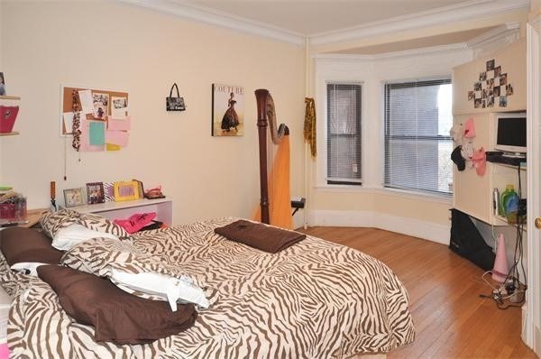 3 beds, 2 baths, 1,048 sqft, $6,000, Unit 44