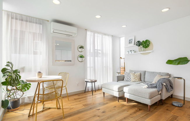 Stunning 2 bedroom w/rooftop deck in Beacon Hill!