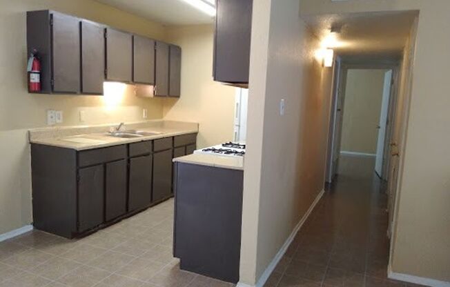 3 beds, 1 bath, 840 sqft, $850, Unit 11-1518 D