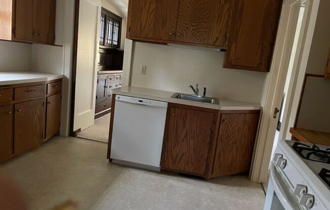 3 beds, 1 bath, $2,500, Unit # DUPLEX UPPER LEVEL