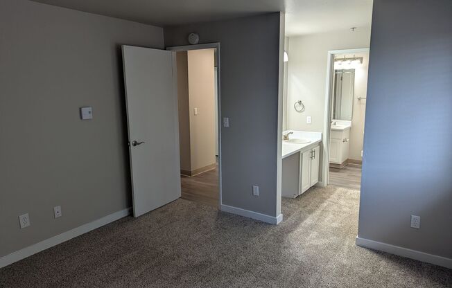2 beds, 1 bath, 886 sqft, $1,875, Unit J201
