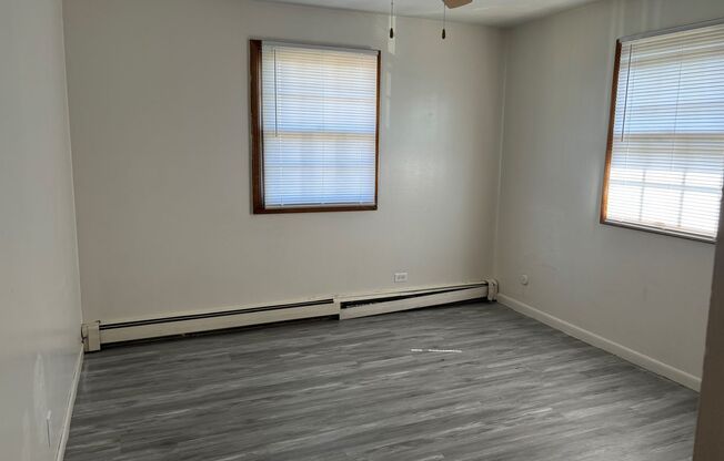 3 beds, 1.5 baths, 1,250 sqft, $1,199, Unit 560-3E