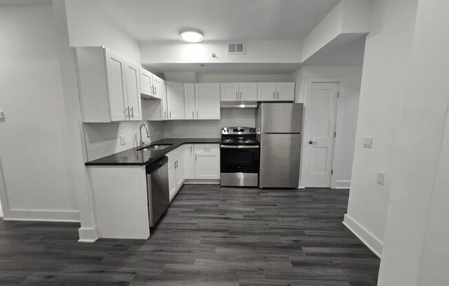 2 beds, 1 bath, 942 sqft, $1,695, Unit 211