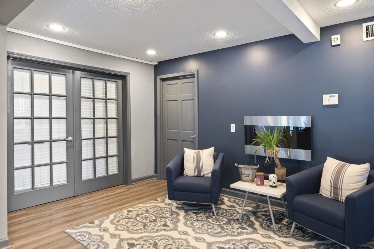 FEATURING NEWLY RENOVATED APARTMENTS