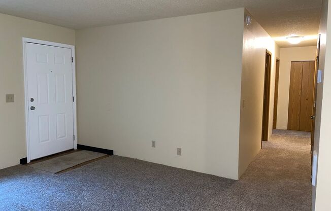 3 beds, 1 bath, 906 sqft, $1,799, Unit 14