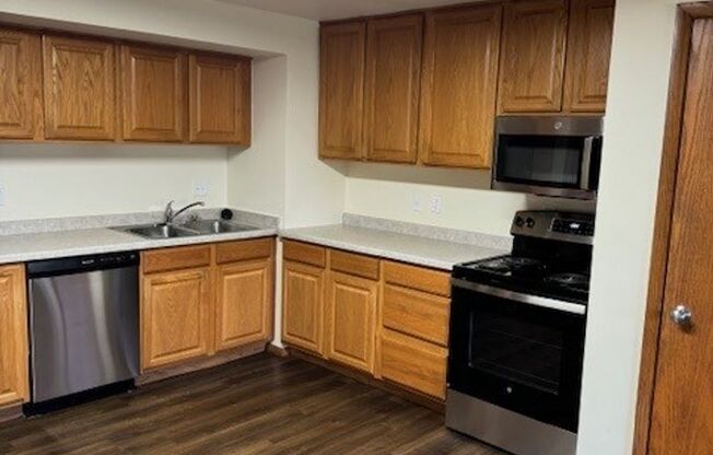 3 beds, 2 baths, 1,200 sqft, $2,350, Unit 5
