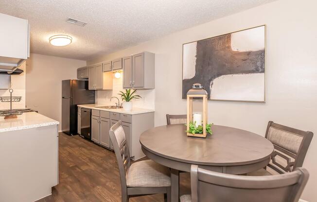 2 beds, 2 baths, 978 sqft, $1,049