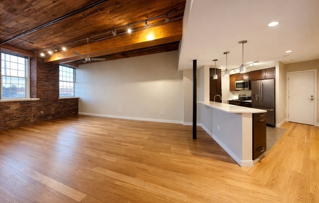 1 bed, 1 bath, 1,040 sqft, $2,400, Unit 142