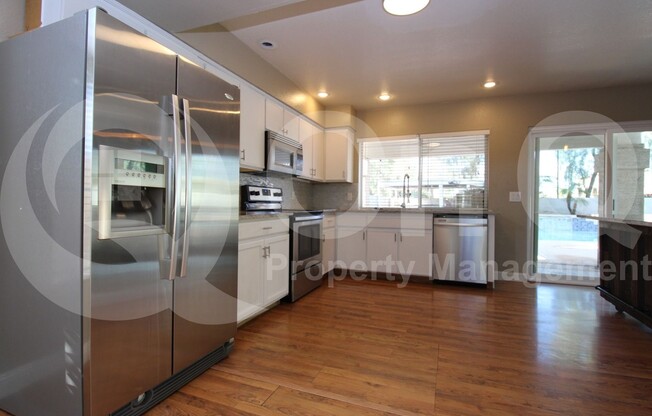 850 N VALENCIA DR