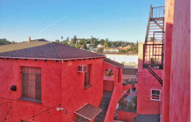 Big Momma Court Apts...Magical Renovated Bedrooms Available...CALL NOW!