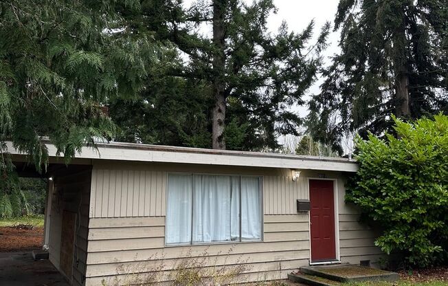 Cozy 3 bedrooms/ 1 bath house in Lynnwood.