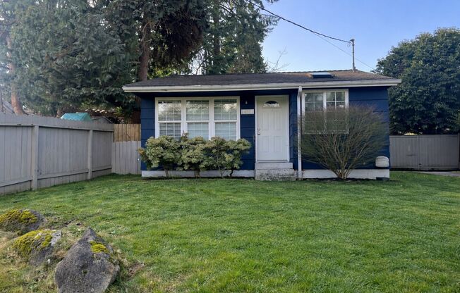 Charming and bright 3 bedroom in Haller Lake