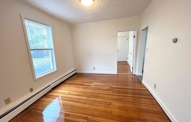 1 bed, 1 bath, 700 sqft, $1,900, Unit 1R