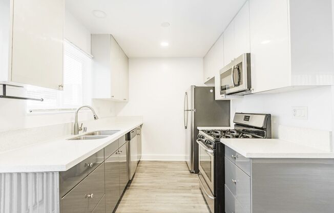 2 beds, 1 bath, 895 sqft, $1,998, Unit 106