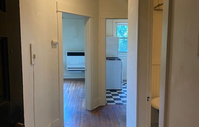 Studio, 1 bath, 690 sqft, $1,595