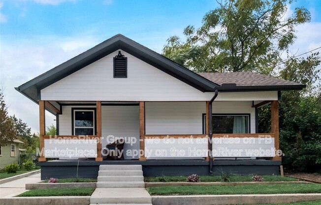 1124 E 11 ST