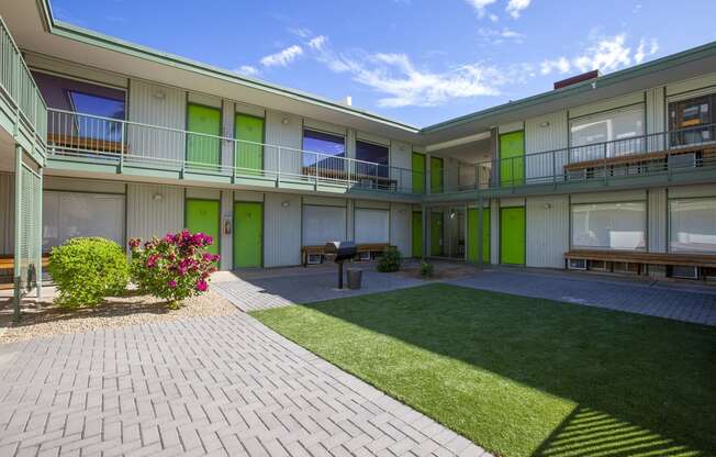 Community courtyard at The Continental Apartments in Phoenix AZ Nov 2020