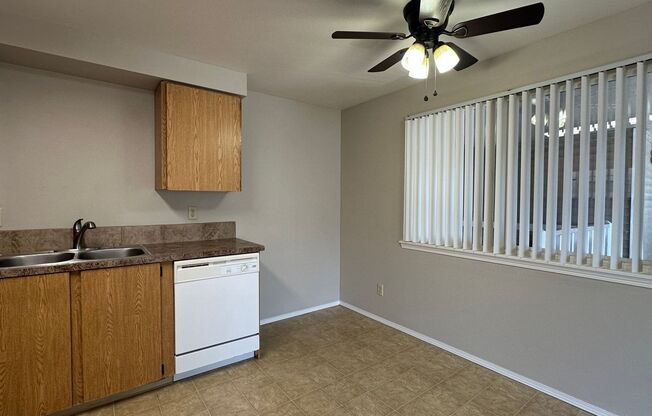 2 beds, 1 bath, 840 sqft, $1,295, Unit 74