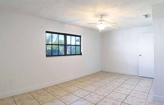 2 beds, 1 bath, $1,300, Unit # 21