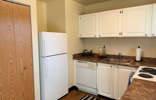 3 beds, 1 bath, 906 sqft, $1,799, Unit 14