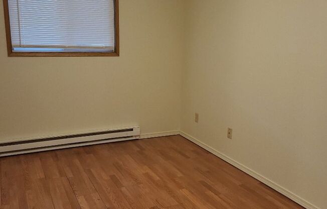 1 bed, 1 bath, 576 sqft, $1,195, Unit 13