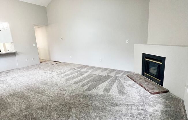Large 2 bedroom, 1.5 bathroom Townhouse style Duplex!