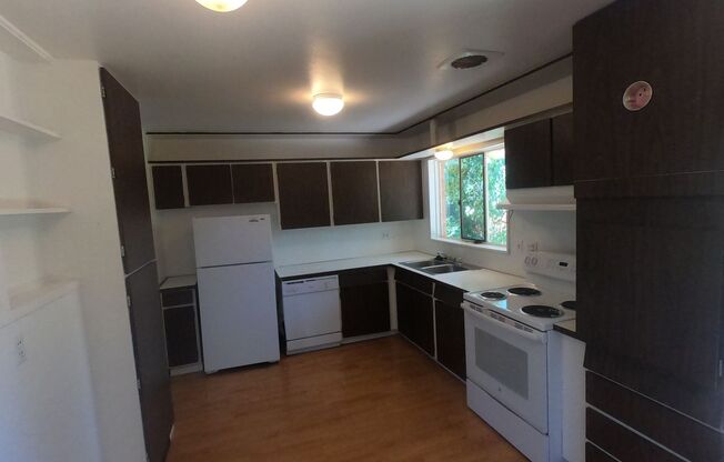 3 beds, 2 baths, $3,100