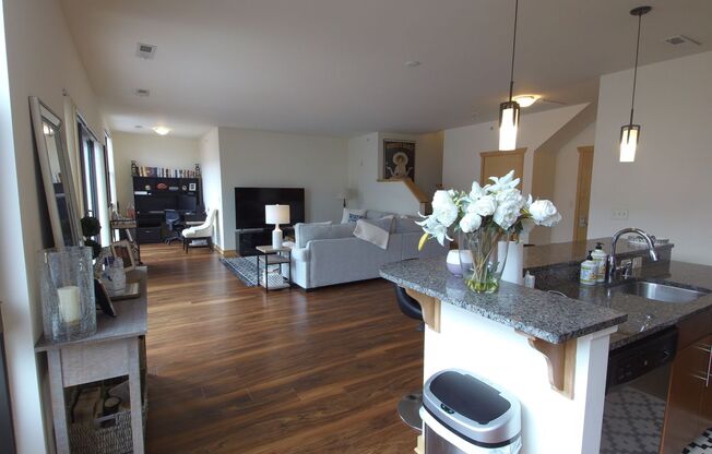 2 beds, 2.5 baths, 1,560 sqft, $3,295, Unit 402