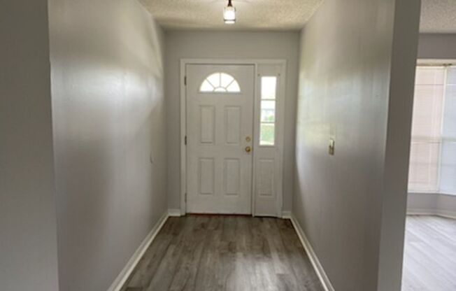 LAKESIDE ESTATES - NEW FLOORING - FRESH PAINT!