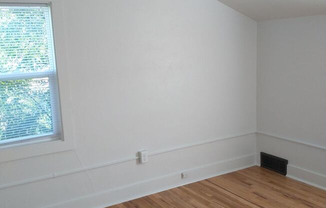 $1100 - 2 Bedroom 1 Bath Duplex - Walk to Downtown!