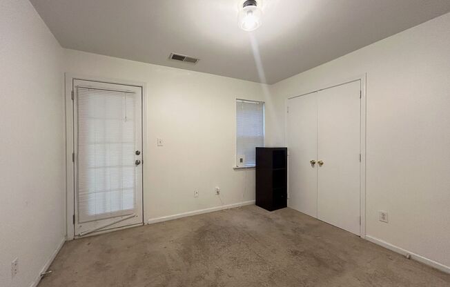 3 beds, 2 baths, $1,900, Unit Unit D