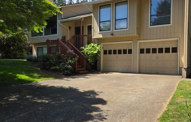 Large 10k ft Lot! 3 br 2 bth, 2 family rooms, grassy backyard~