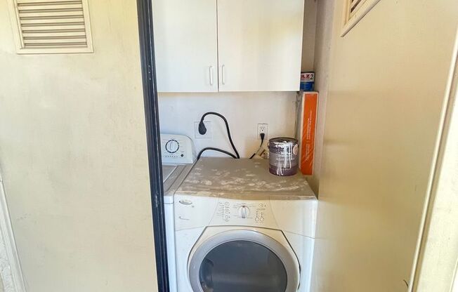 2 Bed / 2 Bathroom w/ Laundry & A/C in unit