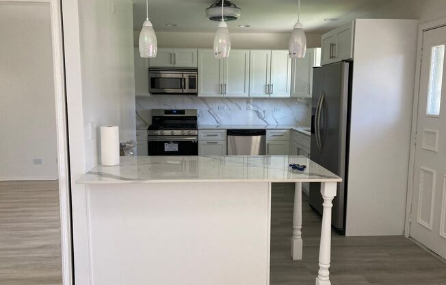 Charming 3-Bedroom Ranch for Rent – Updated Interior & Expansive Backyard in a Quiet Neighborhood!