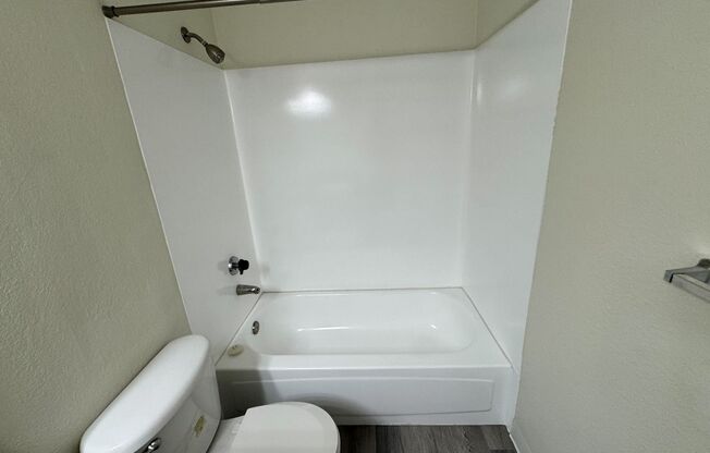 2 beds, 1 bath, 902 sqft, $2,075, Unit H201