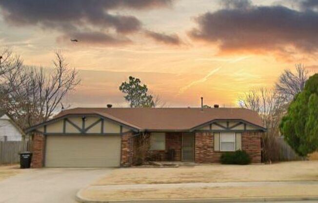 Charming 3/2 Home in Moore!!