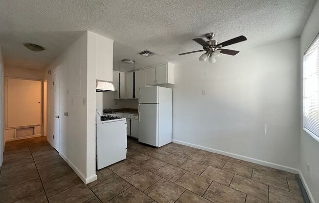 2 beds, 1 bath, 800 sqft, $1,075, Unit # 2