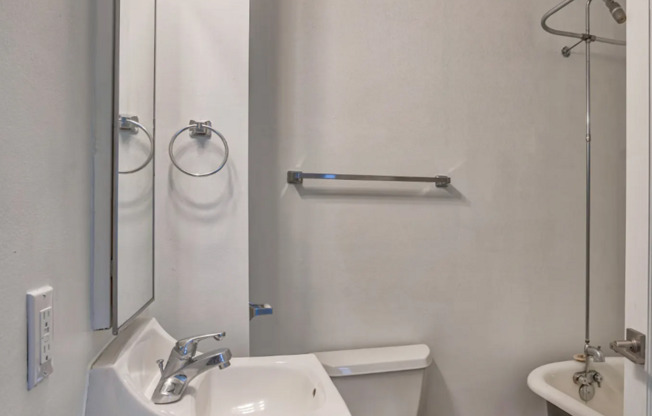 Studio, 1 bath, 359 sqft, $995, Unit 25