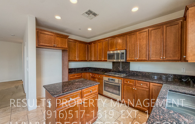 Beautiful and Spacious 5 Bed w Loft Home