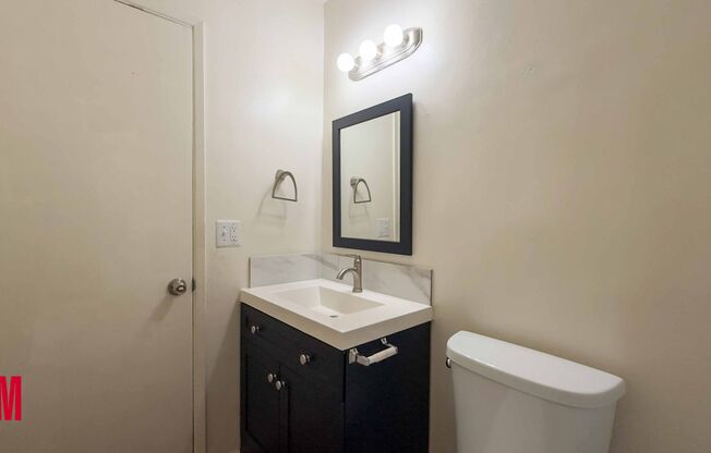 2 beds, 1 bath, $2,095, Unit E