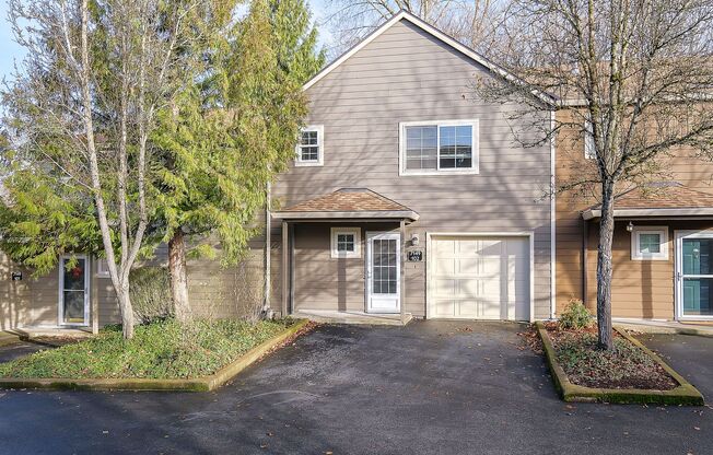 Great Location! 2 bedroom, 2.5 Bathroom Townhouse in Orchard Hills!!