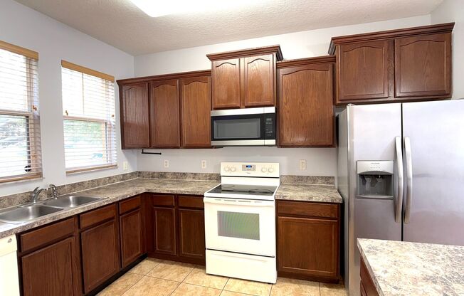 Charming 2-Bedroom, 2.5-Bathroom Townhome Just Minutes from Disney!