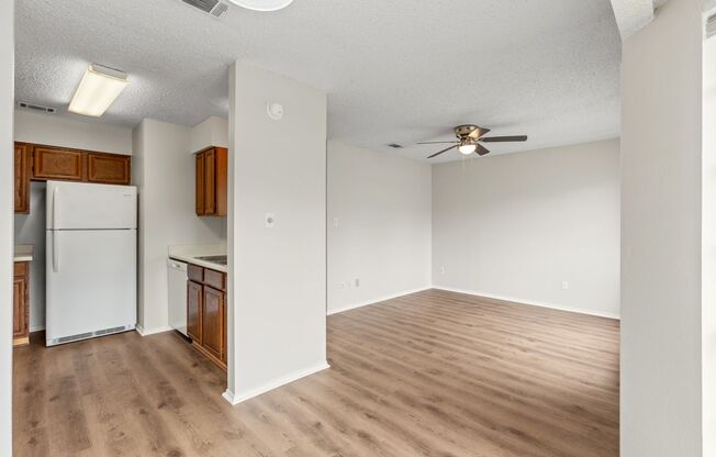 2 beds, 1 bath, $950, Unit 11