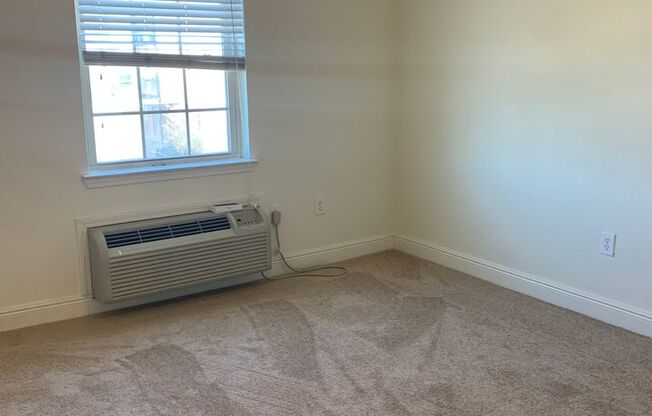 2 beds, 1 bath, $1,000, Unit # 2207